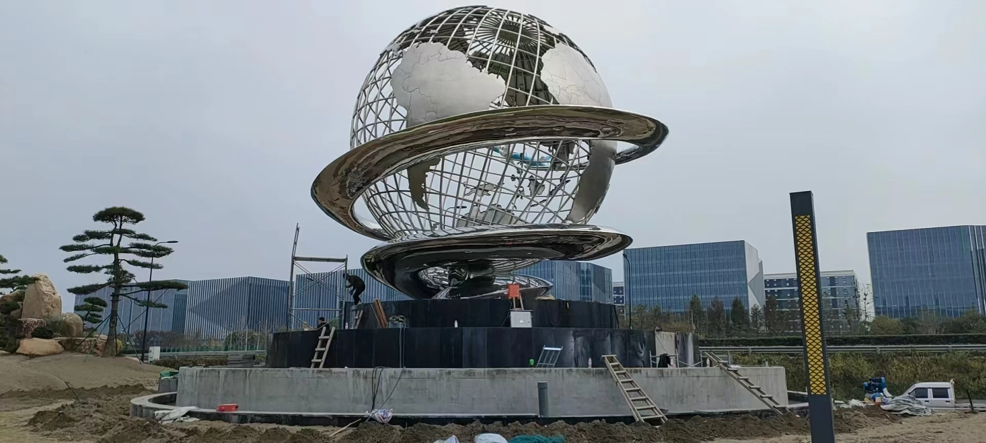 Loong Air Globe Sculpture — project photograph