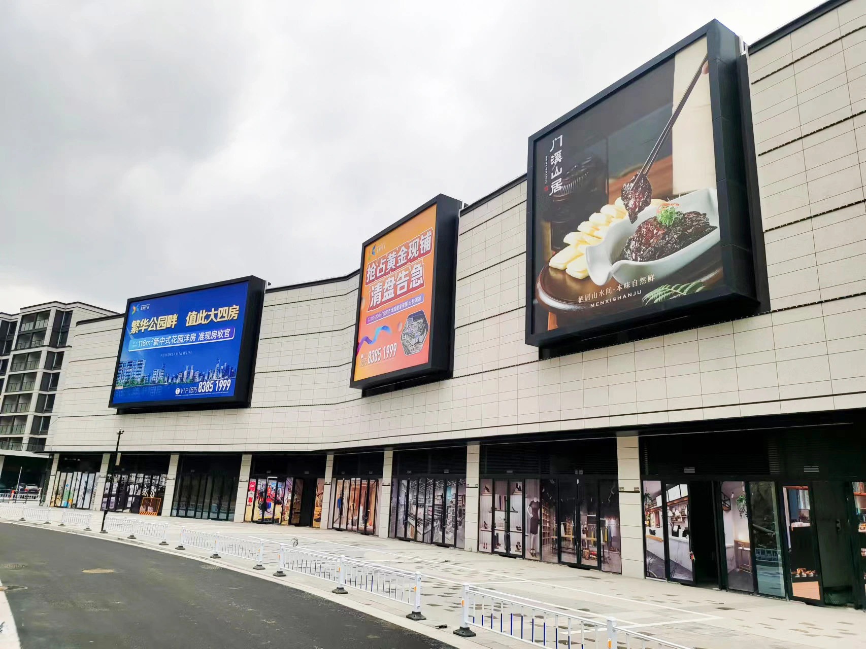 Xinlinli Plaza Lightboxes — project photograph