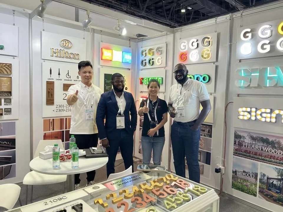 Jayu team and international exhibition visitors